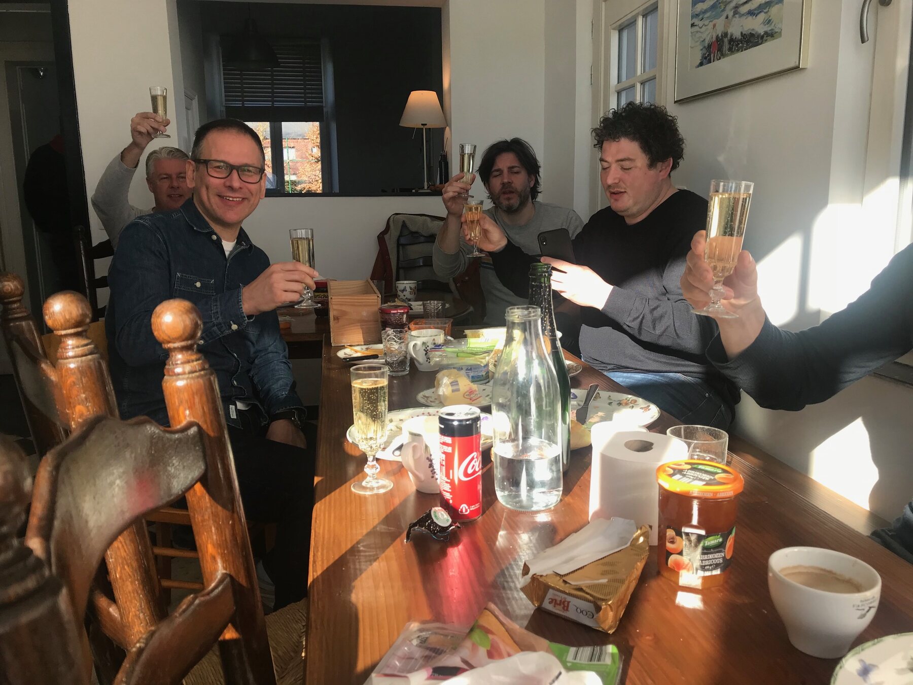 De groep samen rond de tafel