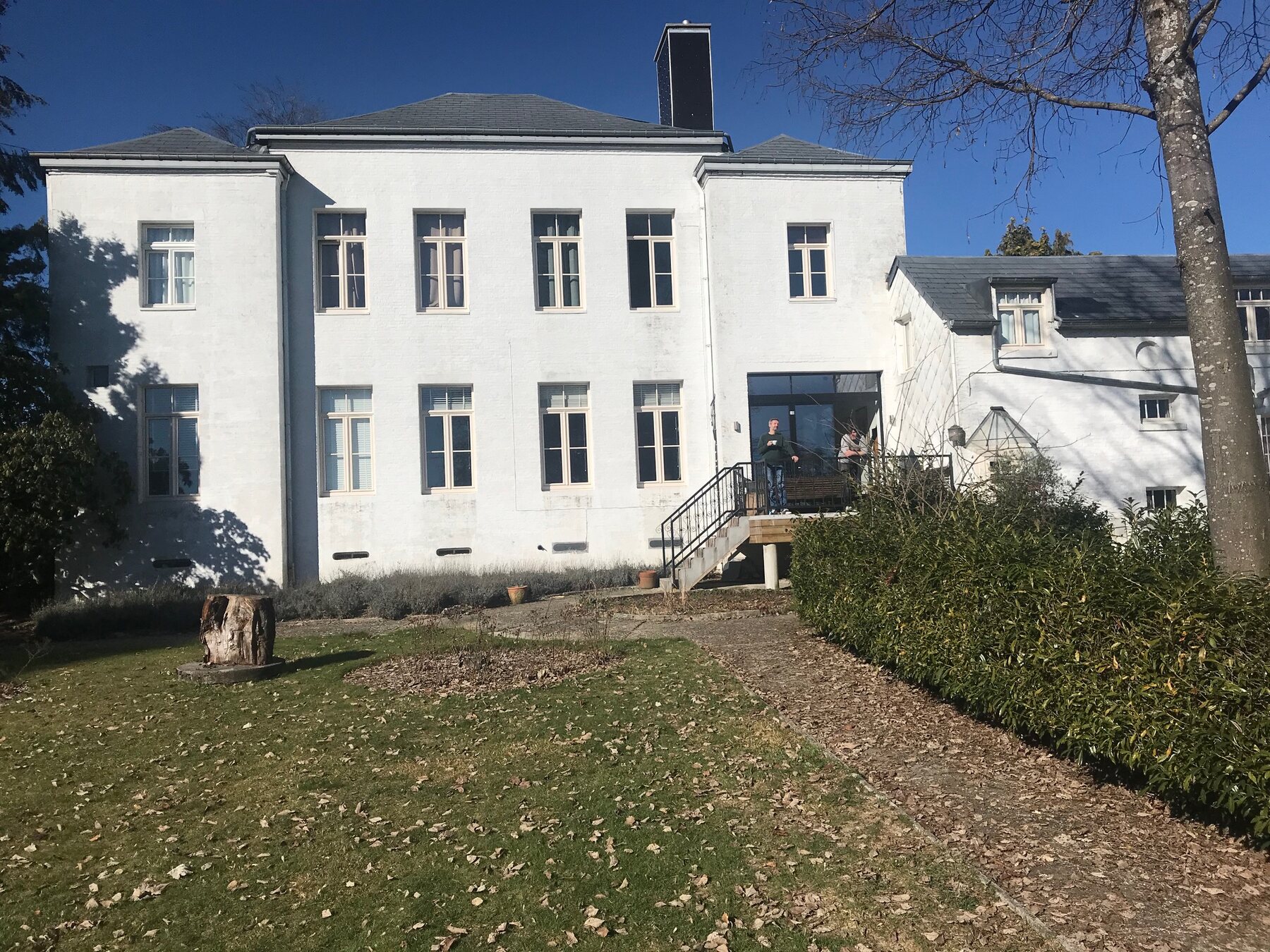 Achterzijde van het witte weekendhuis in Cul-des-Sarts