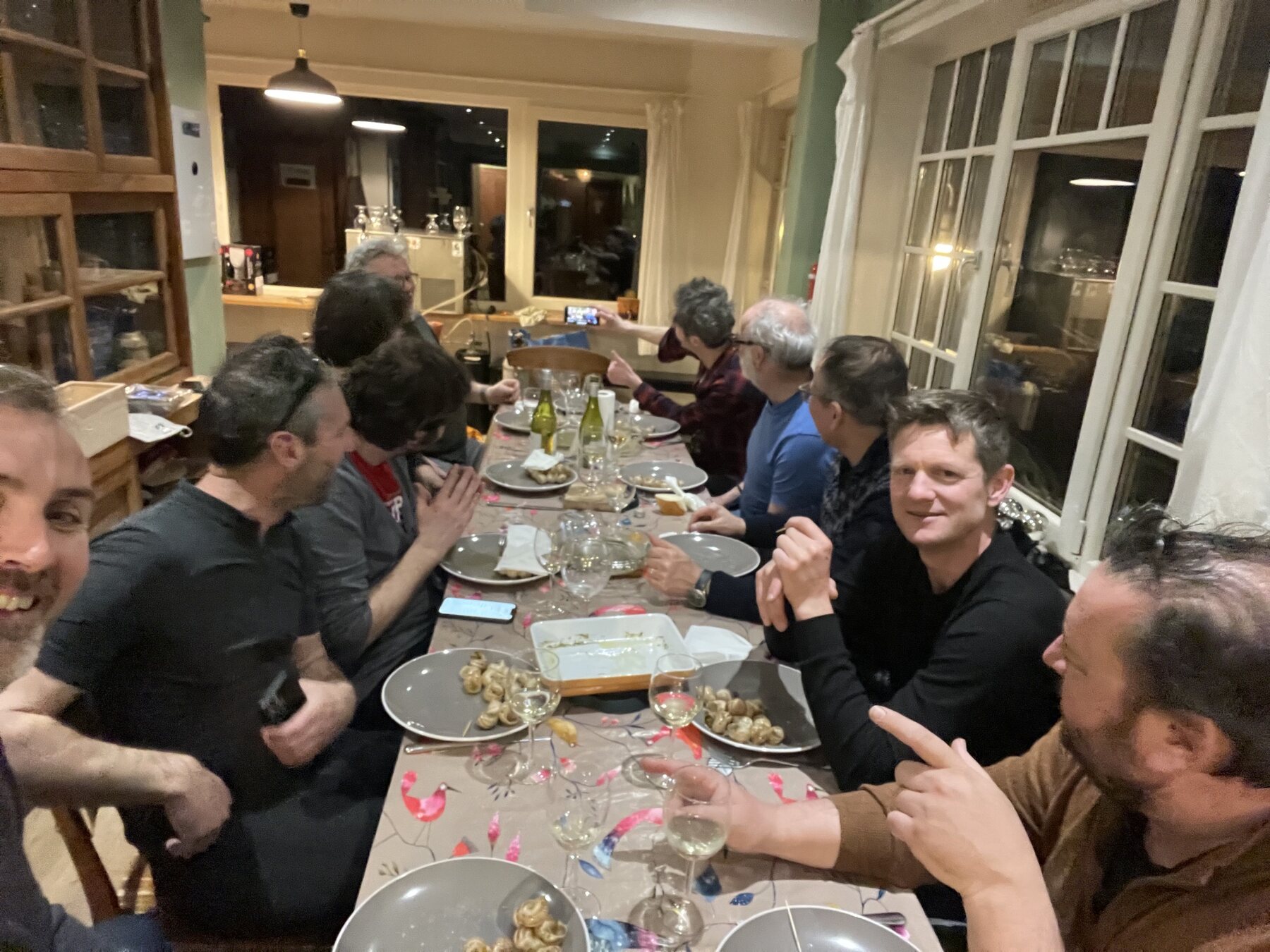 Lange tafel vol eten en goede gesprekken