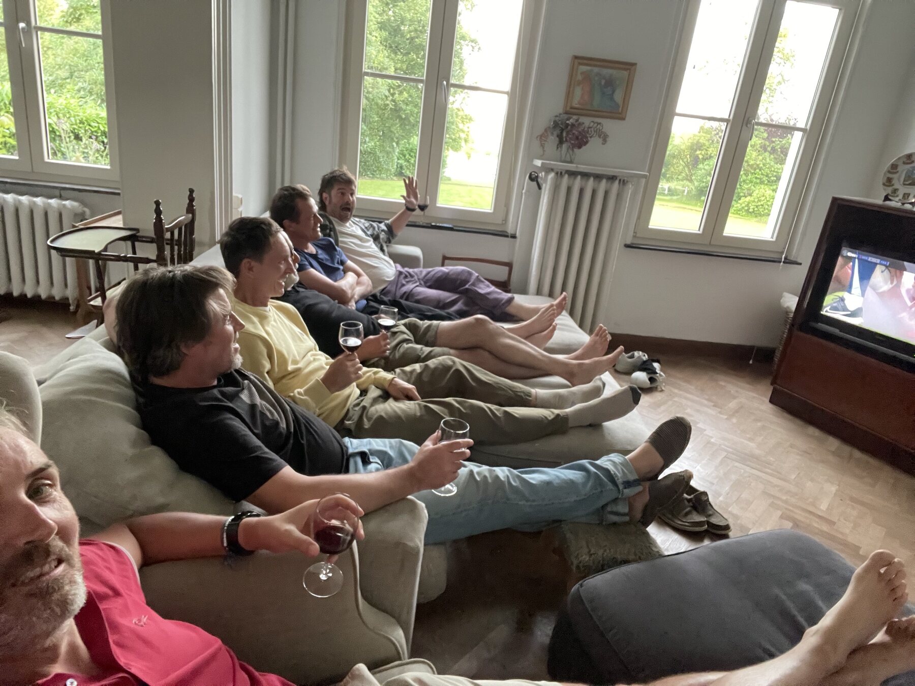 De groep bij elkaar in de woonkamer